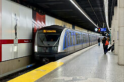 C2-Zug 713 als U2 im U-Bahnhof Königsplatz