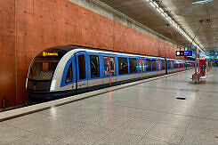 C2-Zug 716 als U2 im U-Bahnhof Messestadt West