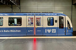 C2-Zug 720 in Sonderfolierung "50 Jahre U-Bahn" im U-Bahnhof Odeonsplatz (U3/U6)