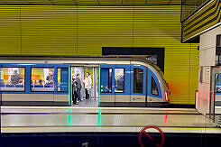 C2-Zug 722 als U3 im U-Bahnhof Münchner Freiheit