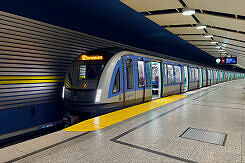 C2-Zug 723 als U4 im U-Bahnhof Arabellapark