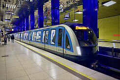 C2-Zug 727 als U3 im U-Bahnhof Münchner Freiheit