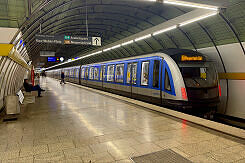 C2-Zug 727 als U5 im U-Bahnhof Odeonsplatz