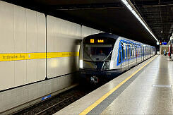 C2-Zug 733 als kurzgeführte U5 Lehel im U-Bahnhof Innsbrucker Ring
