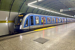 C2-Zug 734 als U5 im U-Bahnhof Odeonsplatz