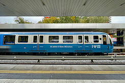 C2-Zug 735 in Sonderfolierung "50 Jahre U-Bahn" im U-Bahnhof Kieferngarten