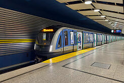 C2-Zug 736 als U4 im U-Bahnhof Arabellapark