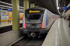 C2-Zug 743 als U1 im U-Bahnhof Kolumbusplatz