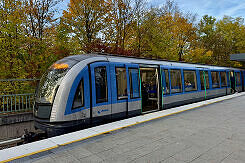 C2-Zug 745 als U6 im U-Bahnhof Studentenstadt