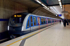 C2-Zug 749 als U3 im U-Bahnhof Marienplatz