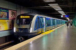 C2-Zug 751 als U6 im U-Bahnhof Goetheplatz