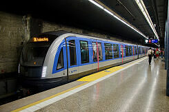 C2-Zug 754 als U2 im U-Bahnhof Theresienstraße