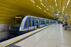 C2-Zug 760 als U2 im U-Bahnhof Sendlinger Tor