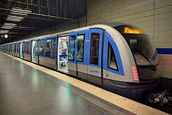 C2-Zug 765 als U6 im U-Bahnhof Odeonsplatz