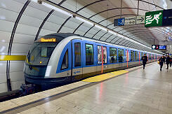 C2-Zug 771 als U5 im U-Bahnhof Lehel