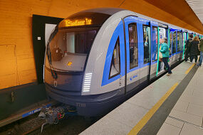 C2-Zug 780 als baustellenbedingt verkürzte U6 im U-Bahnhof Marienplatz