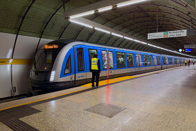 C2-Zug 784 als U5 im U-Bahnhof Odeonsplatz