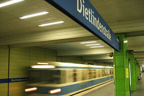 Einfahrender A-Zug im U-Bahnhof Dietlindenstraße