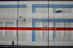 Hintergleiswand im U-Bahnhof Frankfurter Ring mit Wandmosaiken von Michael Braun und Ricarda Dietz