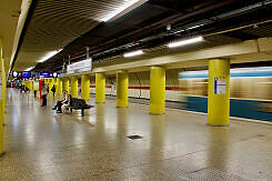 U-Bahnhof Fraunhoferstraße mit einfahrenden A-Wagen