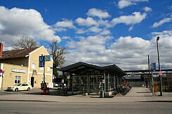 Zugang zum U-Bahnhof Feldmoching noch mit altem Bahnhofsgebäude