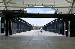 Nördlicher Fußgängersteg am U-Bahnhof Fröttmaning, Blick Richtung Allianz Arena