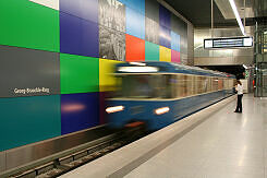 Einfahrender A-Wagen im U-Bahnhof Georg-Brauchle-Ring