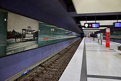 Hintergleiswände mit historischem Bezug im U-Bahnhof Gern