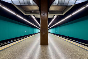 U-Bahn Giesing (Bahnhof) nach der Neugestaltung der Bahnsteigwände