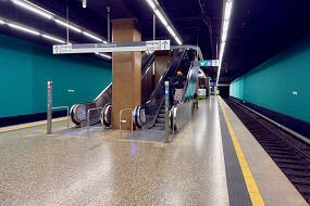 U-Bahn Giesing (Bahnhof) nach der Neugestaltung der Bahnsteigwände