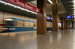 Einfahrender A-Wagen im U-Bahnhof Giesing (Bahnhof)