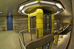 Aufzug zum Sperrengeschoss im U-Bahnhof Großhadern