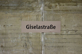 Stationsschild U-Bahnhof Giselastraße