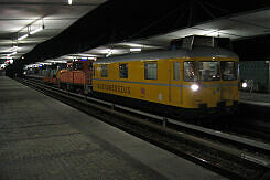 Gleismesszug der DB im U-Bahnhof Garching-Hochbrück