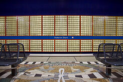 Glasbausteinwand und Bodenmosaik von Ricarda Dietz im U-Bahnhof Haderner Stern