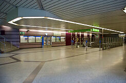 Nördliches Sperrengeschoss im U-Bahnhof Harthof