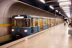 A-Wagen Kurzzug im U-Bahnhof Hauptbahnhof (U4/U5)