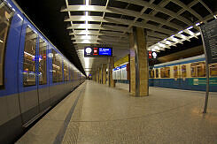 U-Bahnhof Heimeranplatz mit zwei wartenden Zügen
