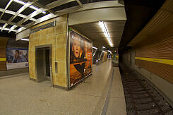 Lift im U-Bahnhof Heimeranplatz, im Hintergrund östlicher Bahnsteigzugang