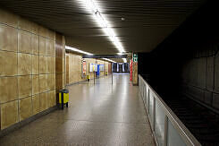 Treppen vom Bahnsteig zum östlichen Ausgang am U-Bahnhof Heimeranplatz