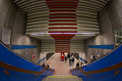 Westlicher Bahnsteigzugang zum U-Bahnhof Harras