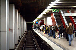 Einfahrt in den U-Bahnhof Hauptbahnhof auf dem Gleis der U2 nordwärts