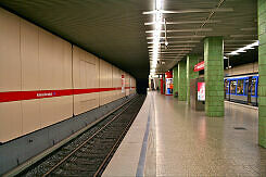 U-Bahnhof Hohenzollernplatz noch mit ursprünglicher Säulenverkleidung