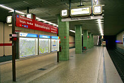 U-Bahnhof Hohenzollernplatz noch mit ursprünglicher Säulenverkleidung