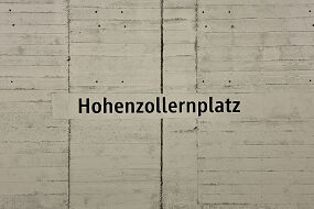 Stationsschild U-Bahnhof Hohenzollernplatz