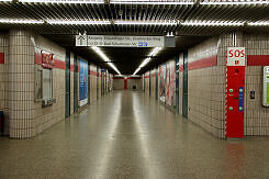 Verbindungstunnel zu den östlichen Ausgängen im U-Bahnhof Innsbrucker Ring