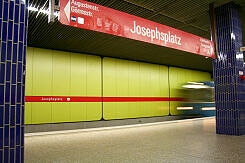 U-Bahnhof Josephsplatz mit einfahrendem A-Wagen