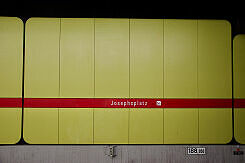 Hintergleiswand im U-Bahnhof Josephsplatz