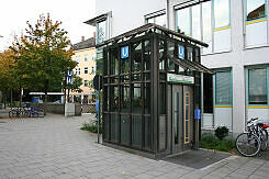 Lift zum U-Bahnhof Kolumbusplatz