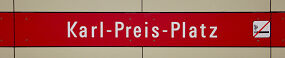 Stationsschild U-Bahnhof Karl-Preis-Platz (2021)